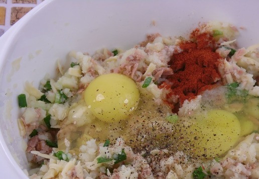 1. Этап. Картофельные кексы с тунцом: В полученную смесь добавить яйца, соль, перец, паприку. Все хорошо перемешать.