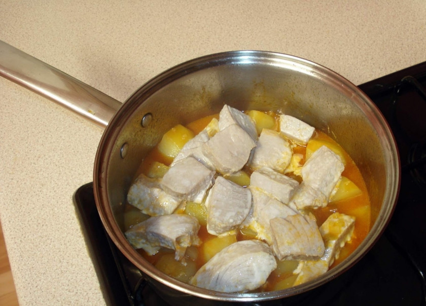 1. Этап. Мармитако: Наше испанское мармитако готово! Даем ему немного остыть, подаем с подливой и украсив зеленью. Приятного аппетита!