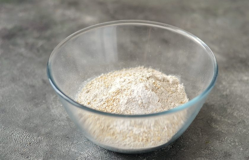 1. Этап. Луковый хлеб в духовке без дрожжей: Смешайте оба вида муки, отруби, соль и соду.