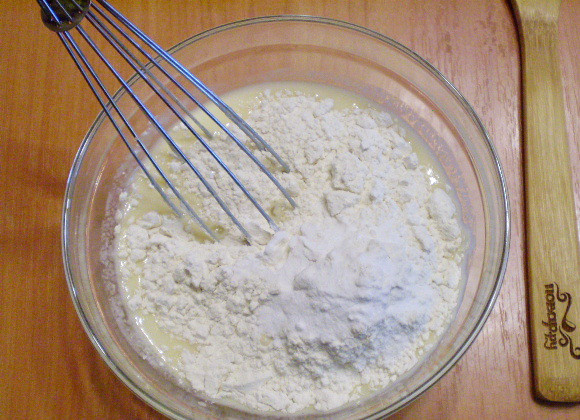 1. Этап. Пирог с ягодами на кефире: Насыпьте муку, соду, ванильный сахар или ванилин.