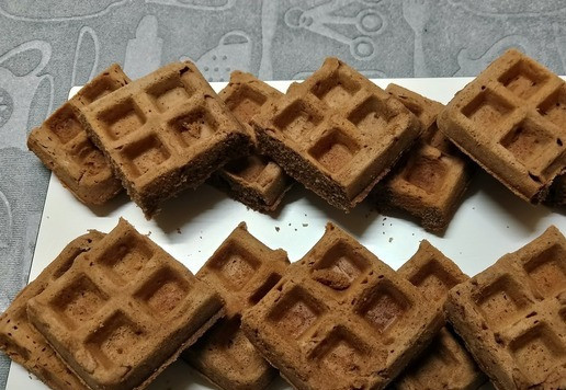 1. Этап. Шоколадные мини-вафли с кремом-чиз: Каждую вафлю разрезать на 4 части.