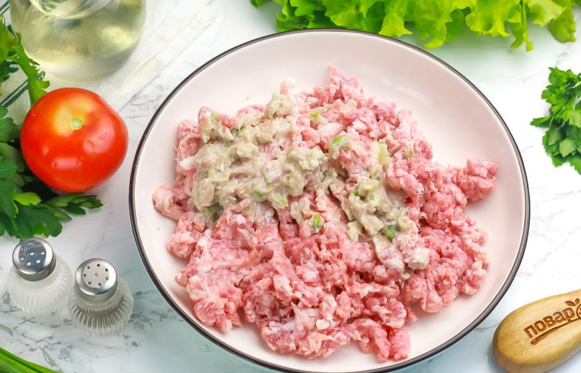 1. Этап. Гиждуванский шашлык: Очистите луковицу и зубчики чеснока от шелухи. Половину луковицы оставьте для маринования. Пропустите вторую половину вместе с бараниной через мясорубку в миску или салатник.