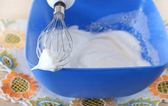 1. Этап. Пирог из мягкого творога: Взбейте белки с оставшимся сахаром до устойчивых пиков.