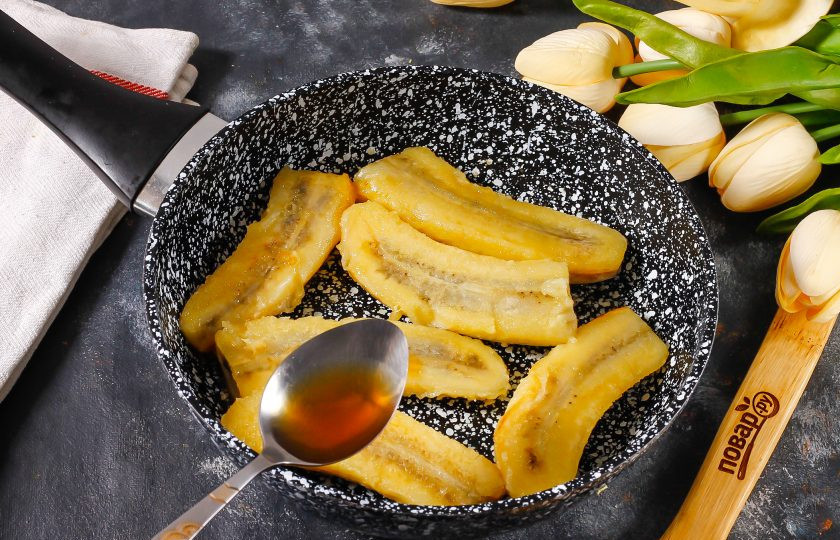 1. Этап. Жареные бананы в коньяке: Обжарьте 2 минуты и влейте качественный коньяк или бренди, виски. Потушите буквально 1-2 минуты и выключите нагрев. Благодаря термической обработке алкоголь улетучится, не оставляя горечи.