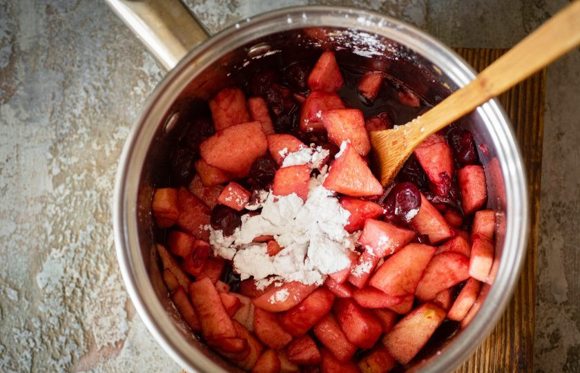 1. Этап. Штрудель с яблоками и вишней: Добавьте крахмал и еще проварите до загустевания, постоянно помешивая ложкой.