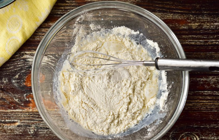 1. Этап. Мясные кольца в духовке: Всыпьте муку высшего сорта.