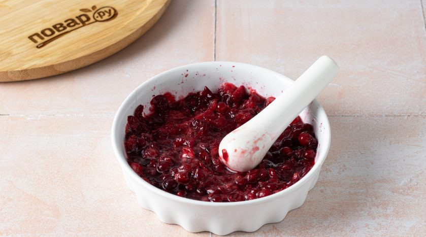 1. Этап. Брусничный сбитень: Бруснику разомните ступкой или толкушкой, чтобы она пустила сок.