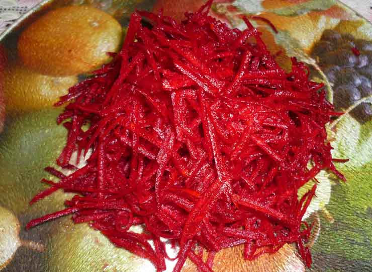 1. Этап. Салат Козел в огороде: 1. Рецепт приготовления салата Козел в огороде не просто легкий, а чрезвычайно легкий. Для начала нужно вымыть и очистить свеклу. Натереть ее на средней терке и отложить в сторону.