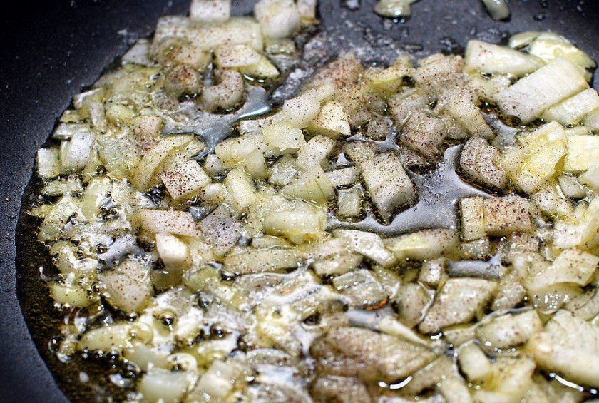 1. Этап. Ризотто с фасолью: В глубокой сковороде, на оливковом масле, обжариваем лук до мягкости. Солим и перчим.