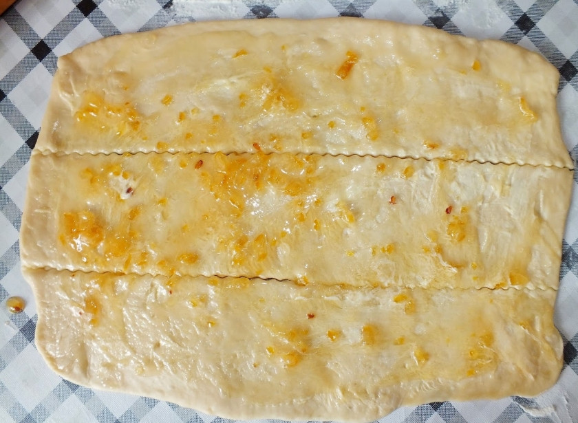 1. Этап. Дрожжевой пирог с повидлом: Потом смажьте своим любимым повидлом. Разрежьте пласт на равные длинные полосы.