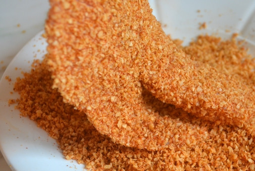 1. Этап. Тилапия в панировке: Затем в яйце и в панировке.