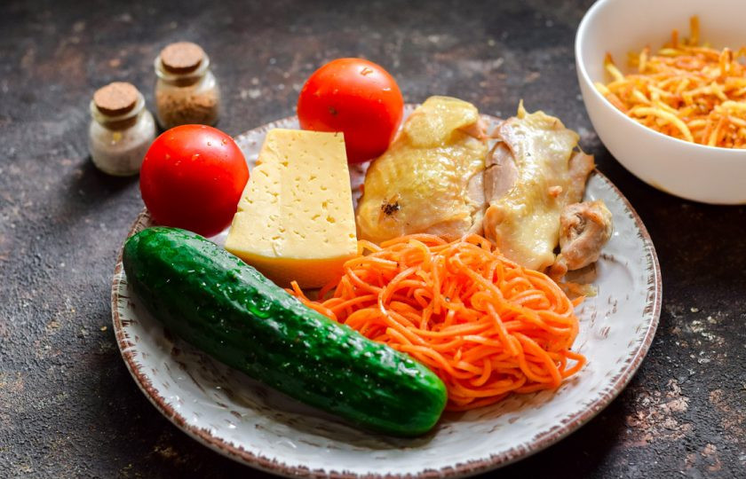 1. Этап. Салат Муравейник с корейской морковью: Подготовьте ингредиенты.