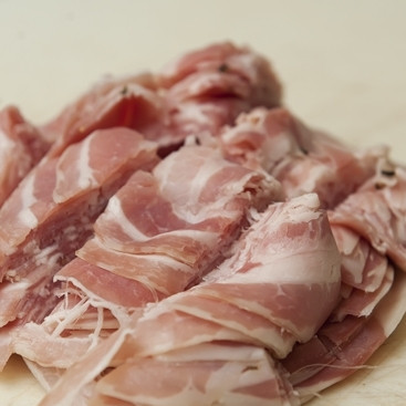 1. Этап. Паста с беконом и помидорами: 1. Я покупаю нарезанный бекон. Поэтому мне остается только измельчить его на полоски. Если у вас большой кусок, то придется тонко его нарезать.