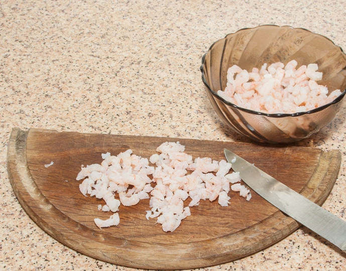 1. Этап. Пельмени с креветками: Предварительно размороженные креветки опускаем в кипящую воду примерно на 3-4 минуты. Откидываем на дуршлаг и нарезаем на небольшие кусочки, но не сильно мелко.