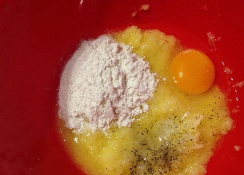 1. Этап. Картофельная пицца на сковороде: Добавим яйцо, муку, соль и перец, перемешиваем.