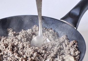 1. Этап. Вареники с ливером: 4. Отварив ливер, измельчите его на блендере, после чего отправьте на сковороду с растительным маслом и в середине жарки добавьте лук. Посолите и поперчите фарш, дайте ему немного остыть, после чего начиняйте каждый вареник.