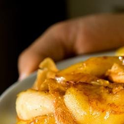 1. Этап. Карамельные блинчики с яблоками: 10. Подаем блинчики к столу, пока горячие. Приятного аппетита!