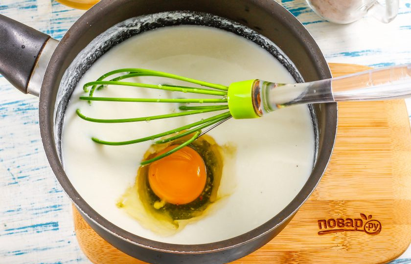 1. Этап. Толстые блины без дрожжей: Вбейте куриное яйцо и взбейте всю массу. Если кефир будет слишком горячим, то яйцо свернется!