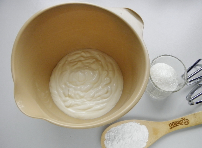 1. Этап. Ленивый медовик: Для крема понадобится сметана 20% жирности, сахар (3 ст.л), загуститель сливок 15 г, по желанию — ванилин.