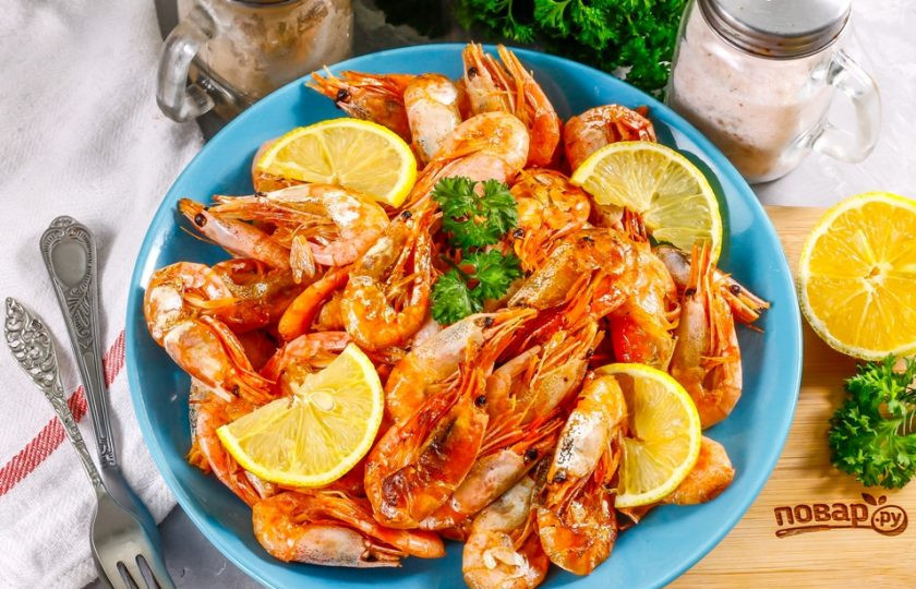 1. Этап. Креветки с чесноком: Украсьте жареные креветки ломтиками лимона, свежей зеленью и подайте к столу теплыми.