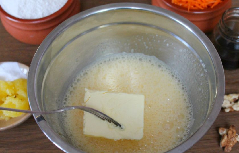 1. Этап. Морковный пирог с медом: Добавляем сливочное масло.