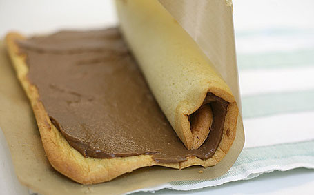 1. Этап. Крем для рулета бисквитного: Намазываем крем и сворачиваем в рулет :)