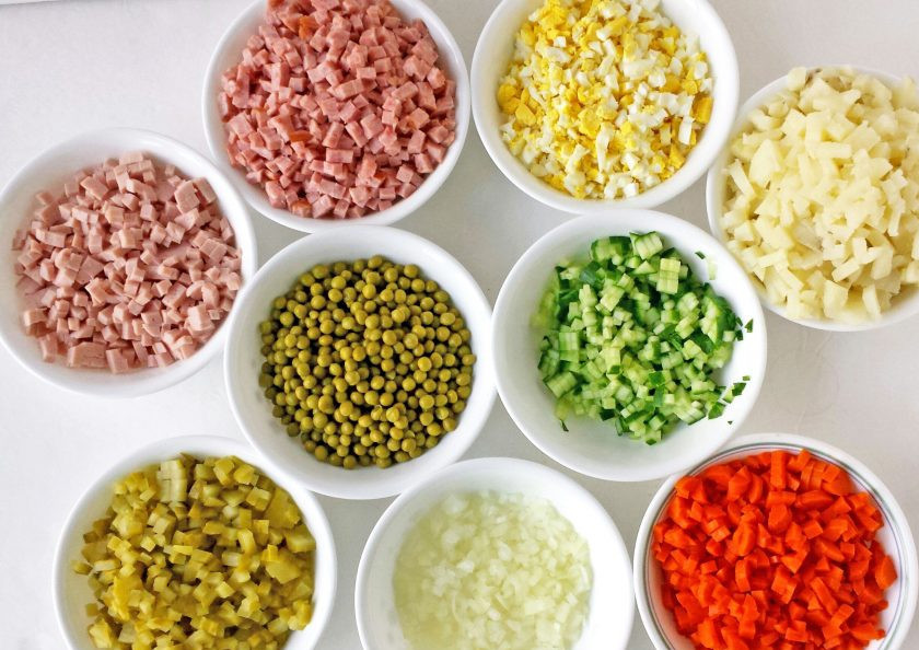 1. Этап. Салат из соленых огурцов: 3. Очищаю морковь и картошку, отвариваю яйца. Нарезаю все овощи, колбасу и яйца мелким кубиком. Лук обдаю кипятком, чтобы избавиться от горечи, горошек выкладываю в тарелку.