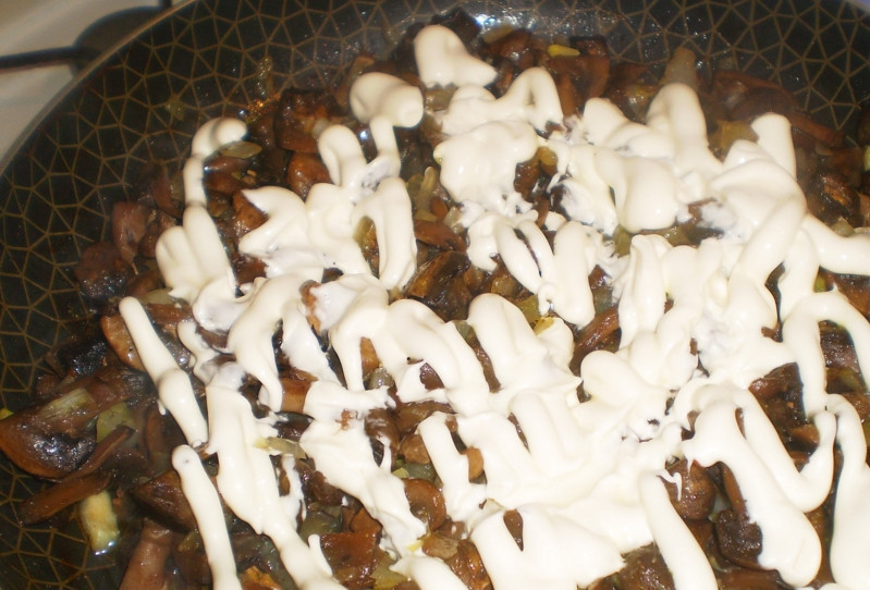 1. Этап. Вешенки жареные с луком и сметаной: 2. Теперь пришло время добавить сметану. Перемешайте ее с грибами и луком. Затем добавьте соль, перец и специи по своему усмотрению.