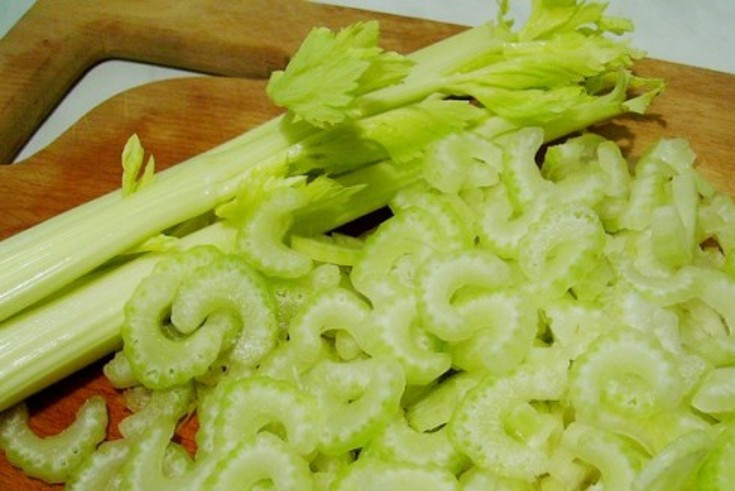 1. Этап. Жиросжигающий суп из сельдерея: Тем временем порежьте сельдерей и перец.