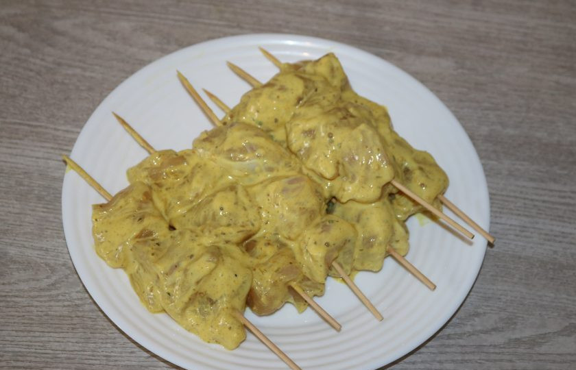 1. Этап. Шашлык по Дюкану: Замаринованную курицу нанизайте на шпажки. Шпажки обязательно смочите водой, чтобы они не горели при выпечке.