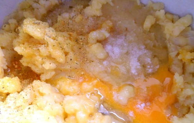 1. Этап. Картофляники с печенкой: Сделайте из картошки пюре, добавьте яйцо и специи.