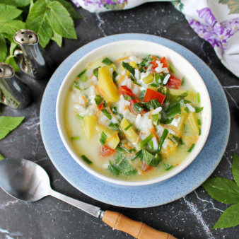 Дачный рисовый суп со снытью