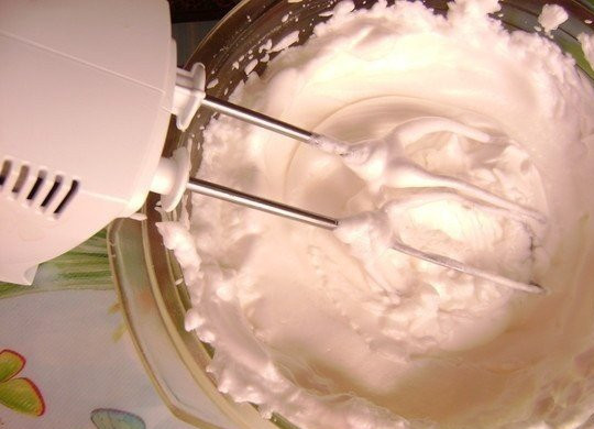 1. Этап. Нежнейший десерт - сербский кох: Белки взбейте в пену, добавляя понемногу сахар. Затем по одному добавляйте желтки.