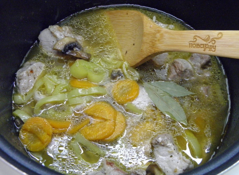 1. Этап. Свинина, тушенная кусочками: Влейте немного воды, чтобы только покрыло мясо, добавьте соль, перец черный молотый и лавровый лист. Доведите до кипения и протушите мясо в течении 1 часа минимум, а там смотрите по мясу, оптимально - 1,5 часа.