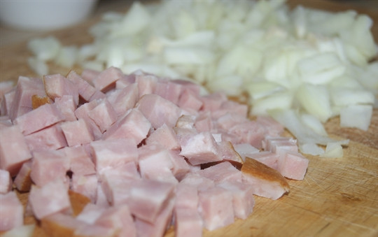 1. Этап. Равиоли с ветчиной: Лук и ветчину нарежьте.