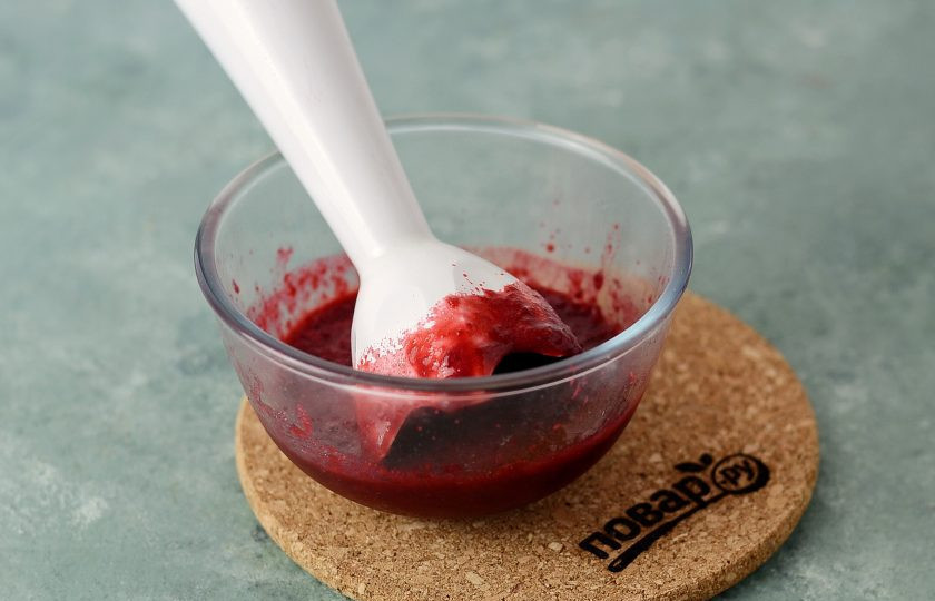 1. Этап. Диетический джем: Измельчите блендером вишню с пектином и сахарозаменителем до состояния однородного пюре.