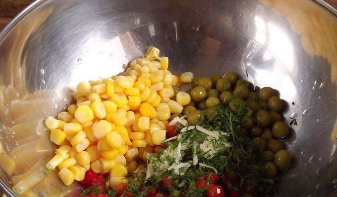 1. Этап. Салат Морское дно: В большую миску выложите подготовленный сладкий перец. Откройте банку с кукурузой и горошком, слейте из них лишнюю жидкость. Добавьте ингредиенты в миску к сладкому перцу. Также выложите к ним чеснок и укроп, выдавите дольку лимона.