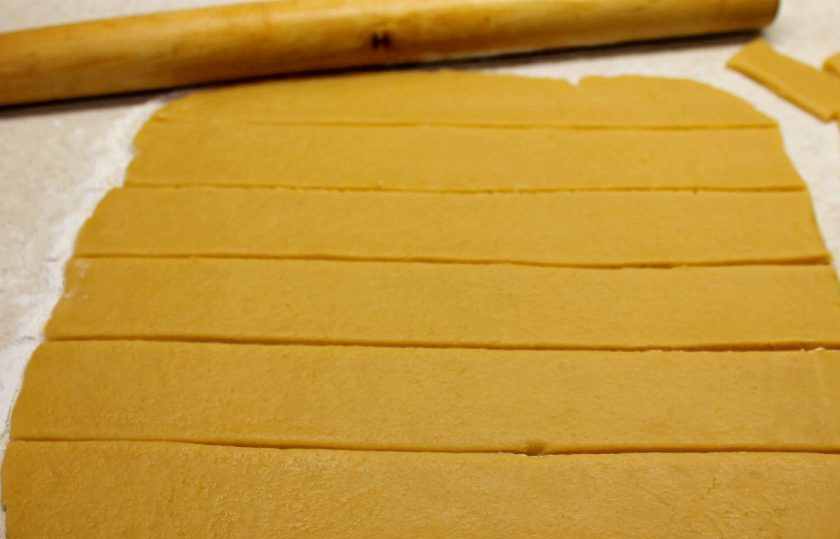 1. Этап. Карамельное печенье: Духовку разогреваем. Готовое тесто раскатываем и нарезаем произвольно.