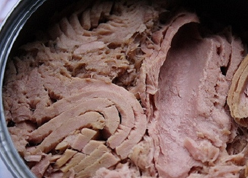 1. Этап. Бутерброды с рыбными консервами: Открываем банку консервированной рыбки и сливаем жидкость. Рыбу можно измельчить до состояния паштета, а если она довольно плотная, использовать для бутербродов так как есть.