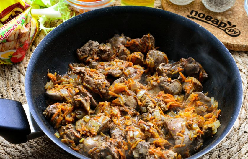 1. Этап. Печеночные ежики: Перемешайте печень с овощами, жарьте все вместе 5-6 минут, посолите и поперчите по вкусу. Затем сковороду снимите с огня, печень остудите.