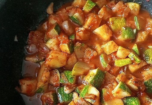 1. Этап. Тефтели с кабачком в томатном соусе: Перемешиваем, присыпаем петрушкой, наливаем воду. Солим по вкусу, опять всё перемешаем. Доводим до кипения и через минуту снимаем с огня.