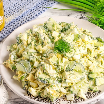 Салат с яйцом, огурцом, зелёным луком и сыром