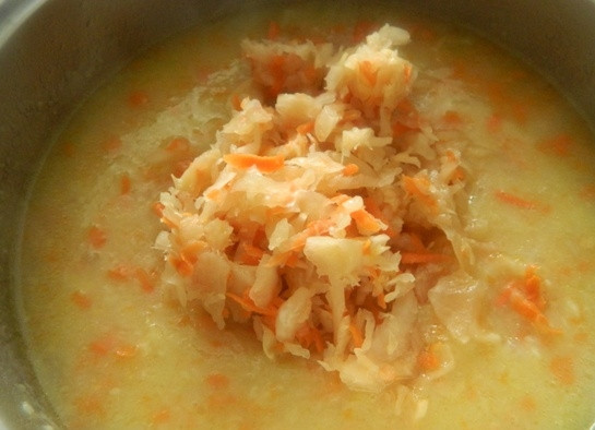 1. Этап. Картофельный суп-толчeнка с квашеной капустой: 9. Затем добавляем квашеную капусту. Ее можно предварительно промыть и отжать. Несколько минут оставляем на плите суп, добавляем соль-перец по вкусу и убираем.