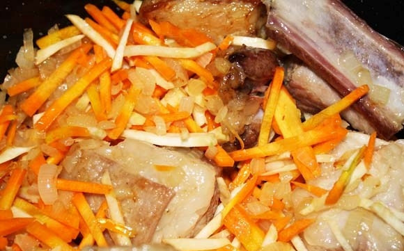 1. Этап. Гара чорба: Затем в казан добавьте сельдерей и морковь. Тушите ингредиенты, помешивая, до выпаривания жидкости.