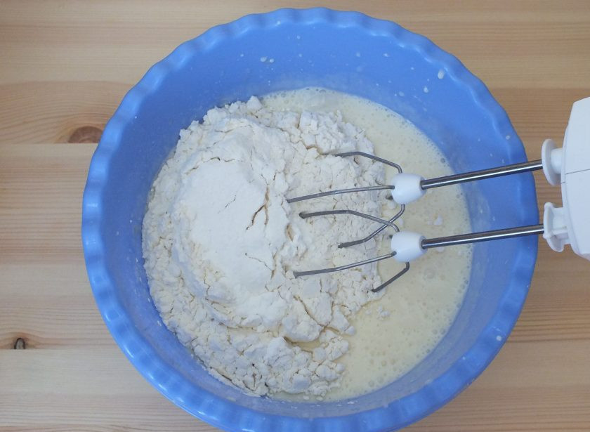 1. Этап. Ватрушка с творогом и вишней: Всыпьте муку, разрыхлитель и перемешайте до однородного состояния. Тесто должно получиться средней густоты.