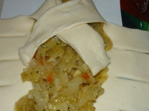 1. Этап. Капустная кулебяка: 7. Заворачивать поочередно, закрывая начинку.