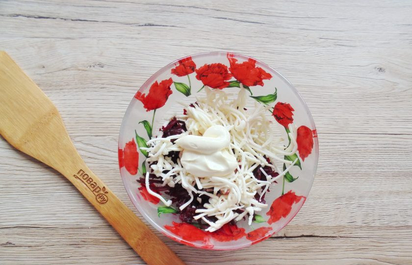 1. Этап. Салат со свеклой и копченым сыром: Заправьте салат майонезом и посолите.