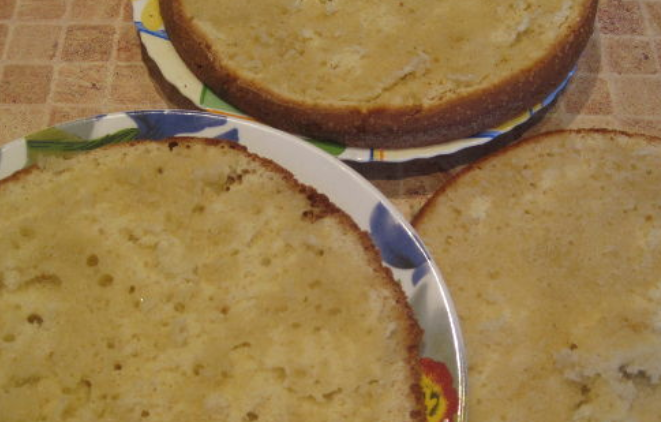 1. Этап. Торт на день рождения девочке 4 года: Испеченный бисквит разрезаем на три одинаковых части.