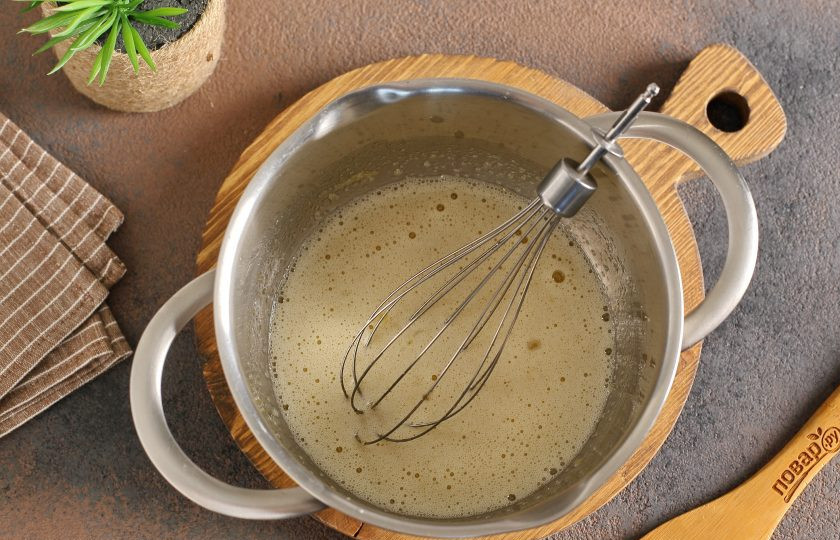 1. Этап. Блины Дораяки: Взбейте яйца с сахаром. Добавьте мед (мед должен быть жидким, поэтому его нужно предварительно растопить в микроволновке, если в этом есть необходимость) и снова все взбейте.