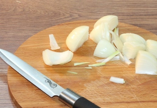 1. Этап. Капустники с индейкой: 2. Лук крупно нарезать дольками.